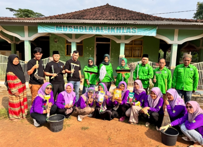 Jumat Bersih, DPAC PKB Way Bungur Gelar Gotong Royong Bersama di Mushola Al-Ikhlas